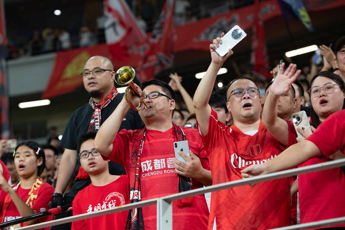 kaiyun网站-转折点成都蓉城防线松动，亚冠清晨攻防权衡，态度坚定，更衣室氛围转暖(蓉城足球亚冠)